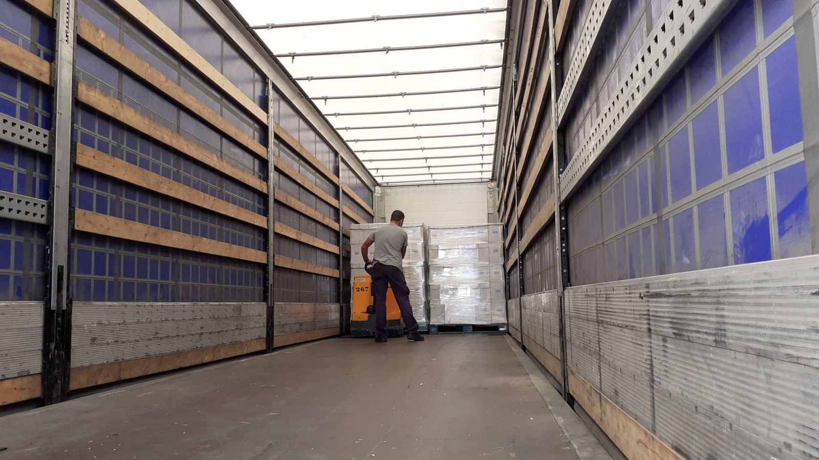 Un operario de Vinícola del Condado carga un trailer de vino para su exportación