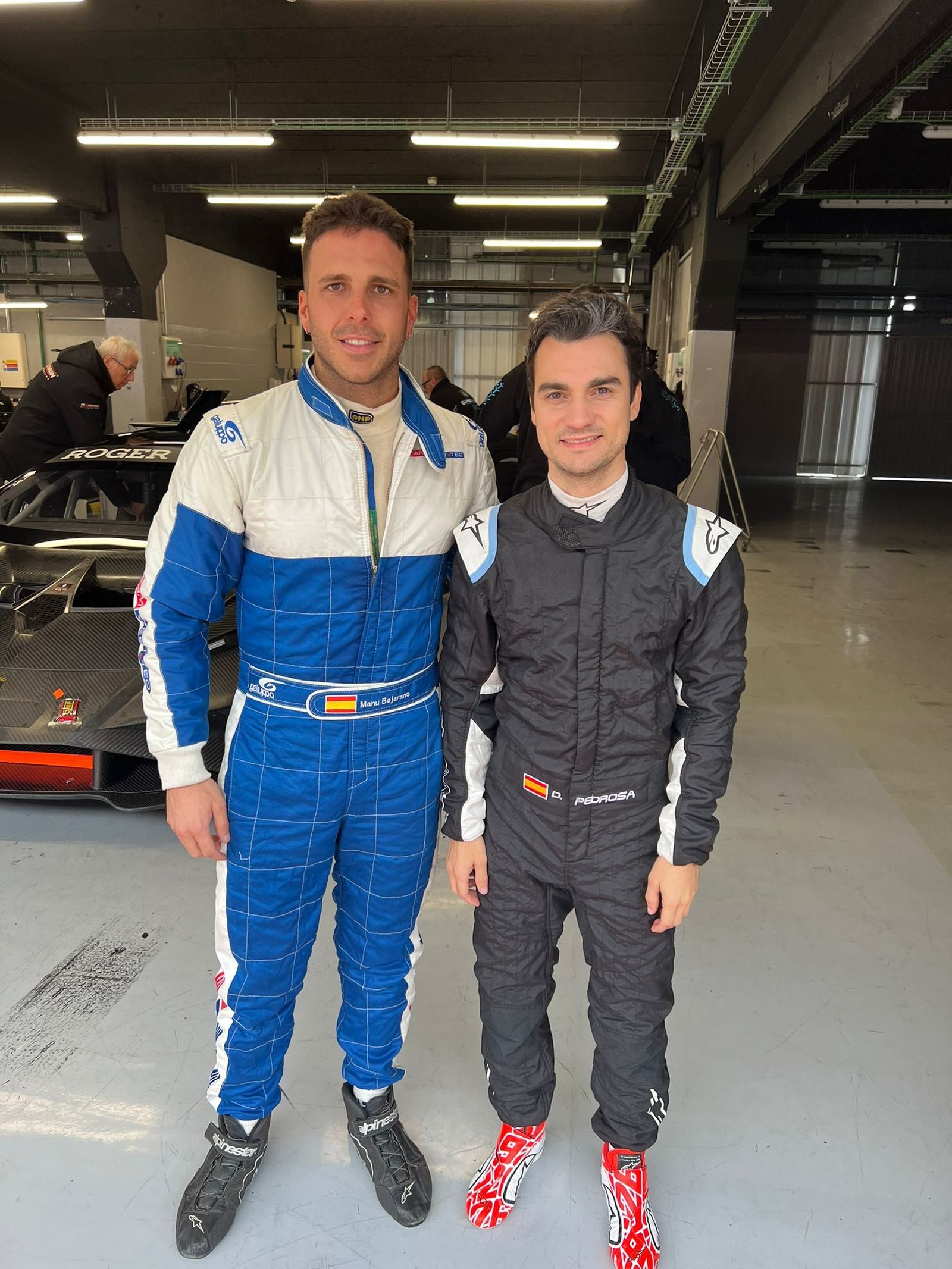 Manu Bejarano posa junto a Dani Pedrosa en Ímola.