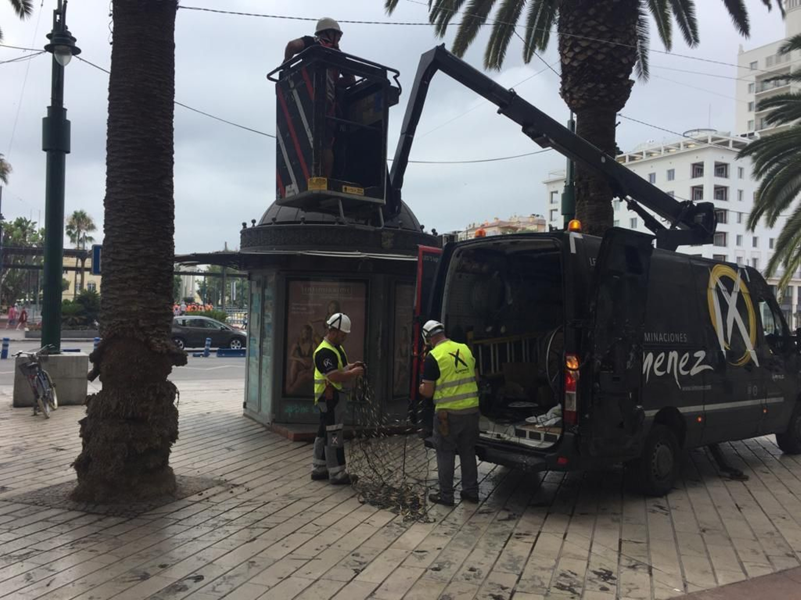 Operarios instalando los primeros puntos de luz en la ciudad.