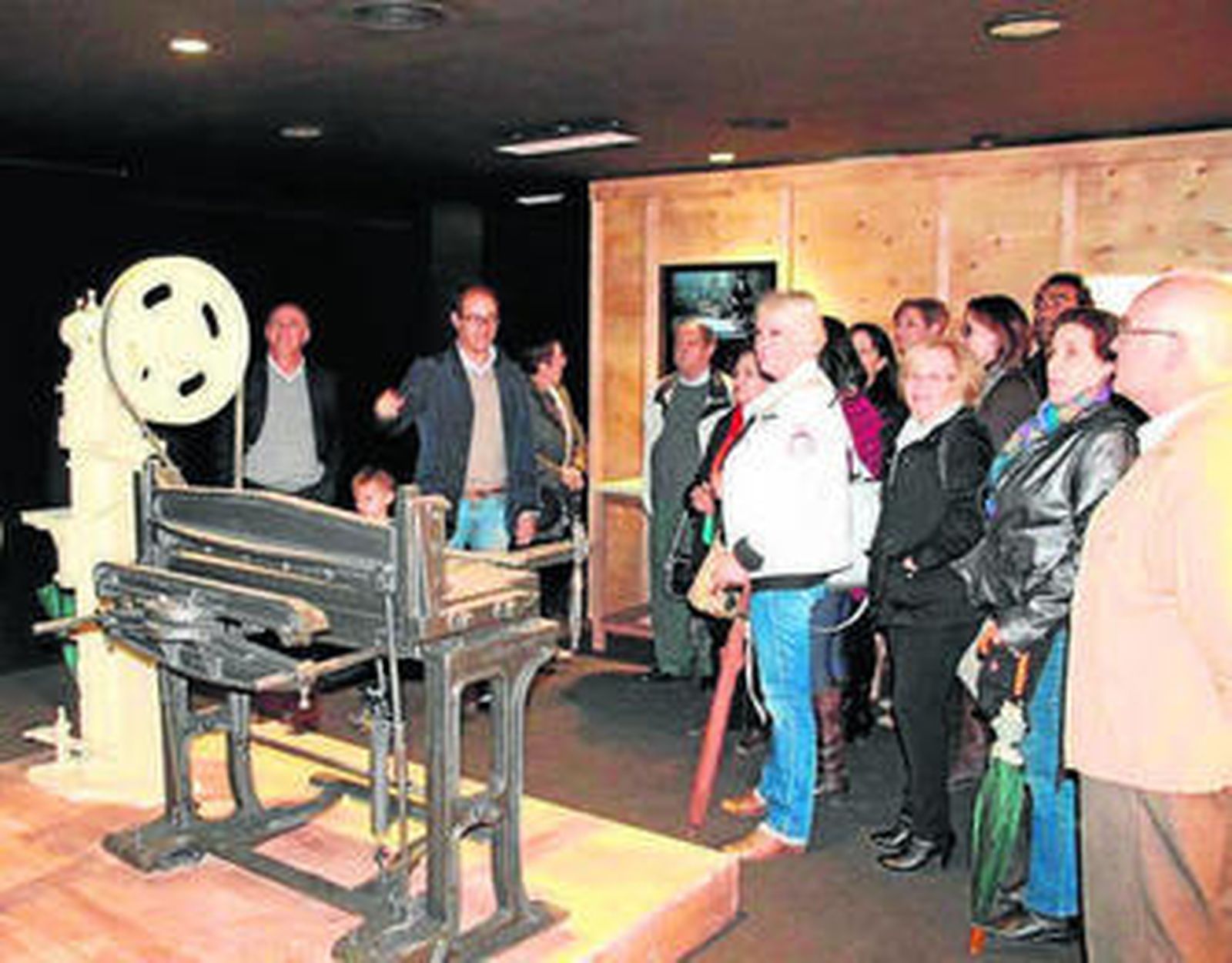 Miembros de las asociaciones en una de las salas.