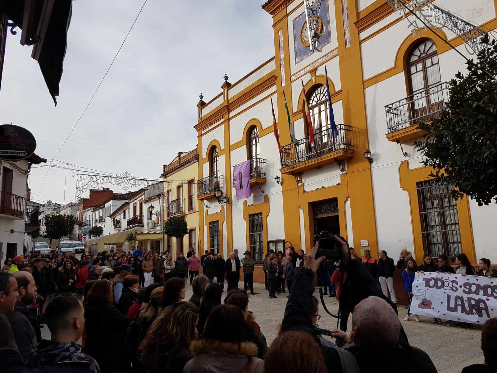Imagen de la concentración frente al Ayuntamiento de Zalamea.