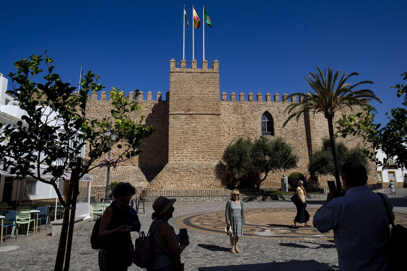 Turistas paseando en los alrededores del Castillo de Luna