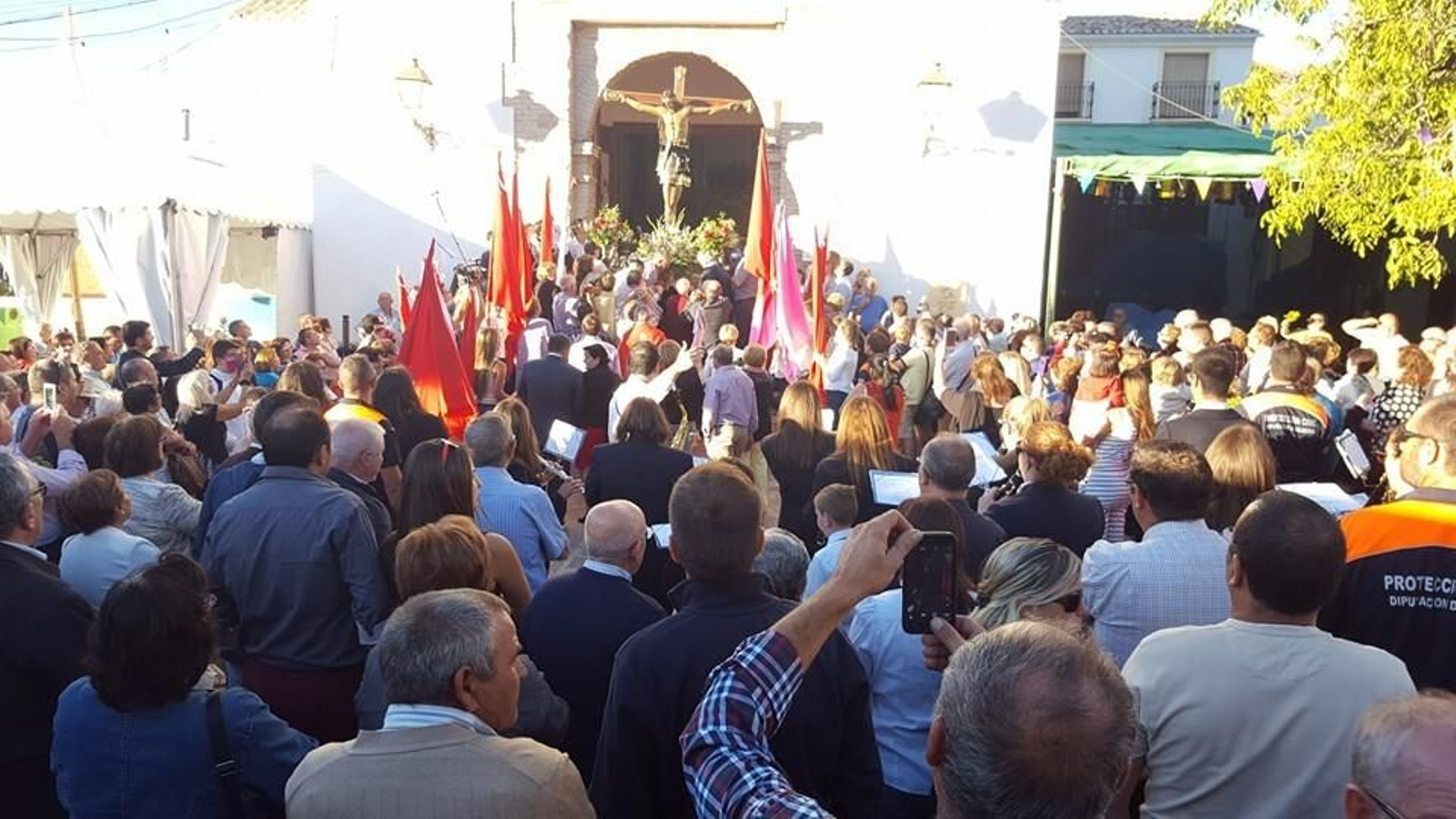 Salida en procesión del Santísimo Cristo del Bosque de Bacares desde su templo, la iglesia de Santa María, hasta la ermita, en el paraje El Bosque.