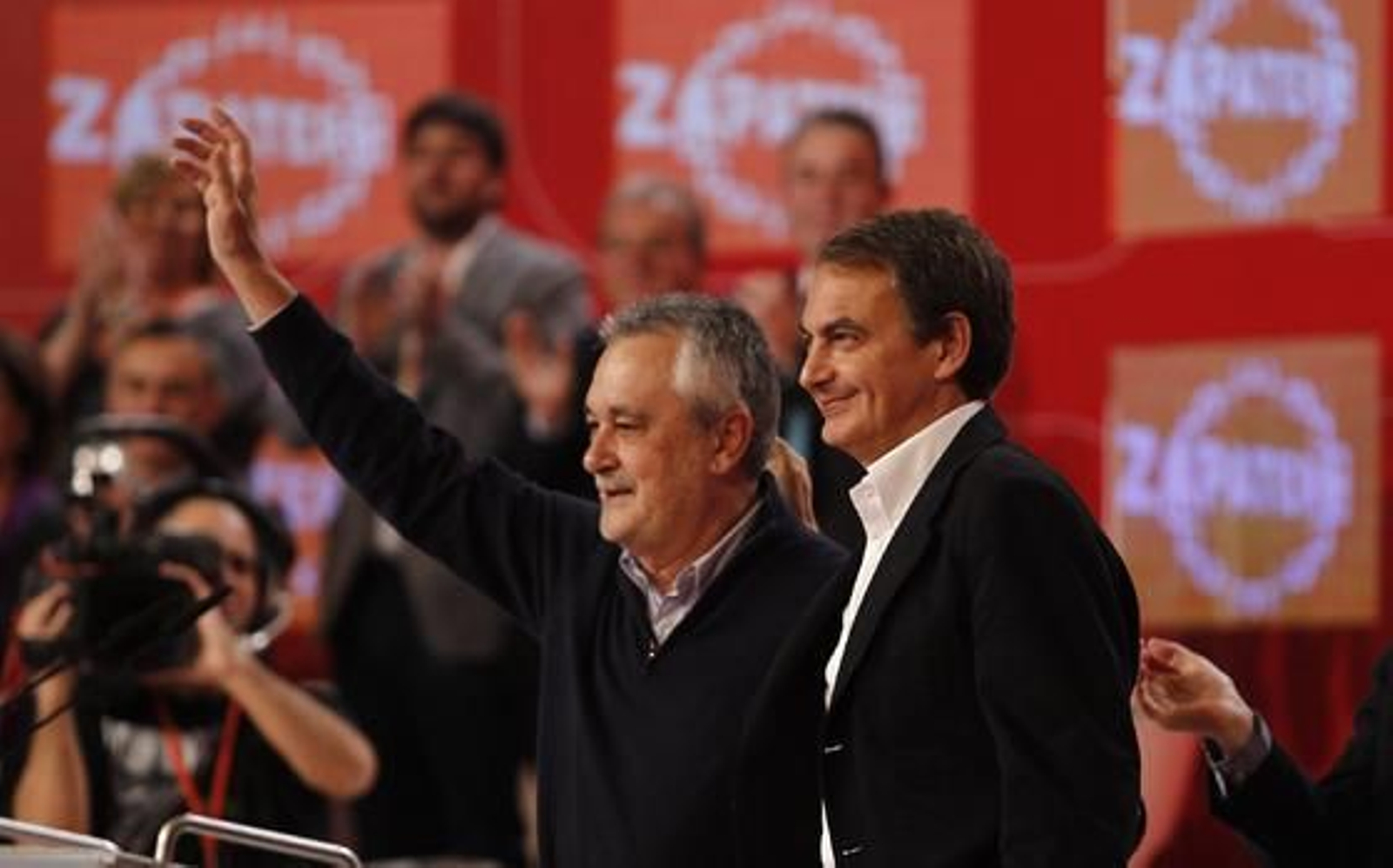 José Luis Rodríguez Zapatero saluda junto a José Antonio Griñán. / Antonio Pizarro