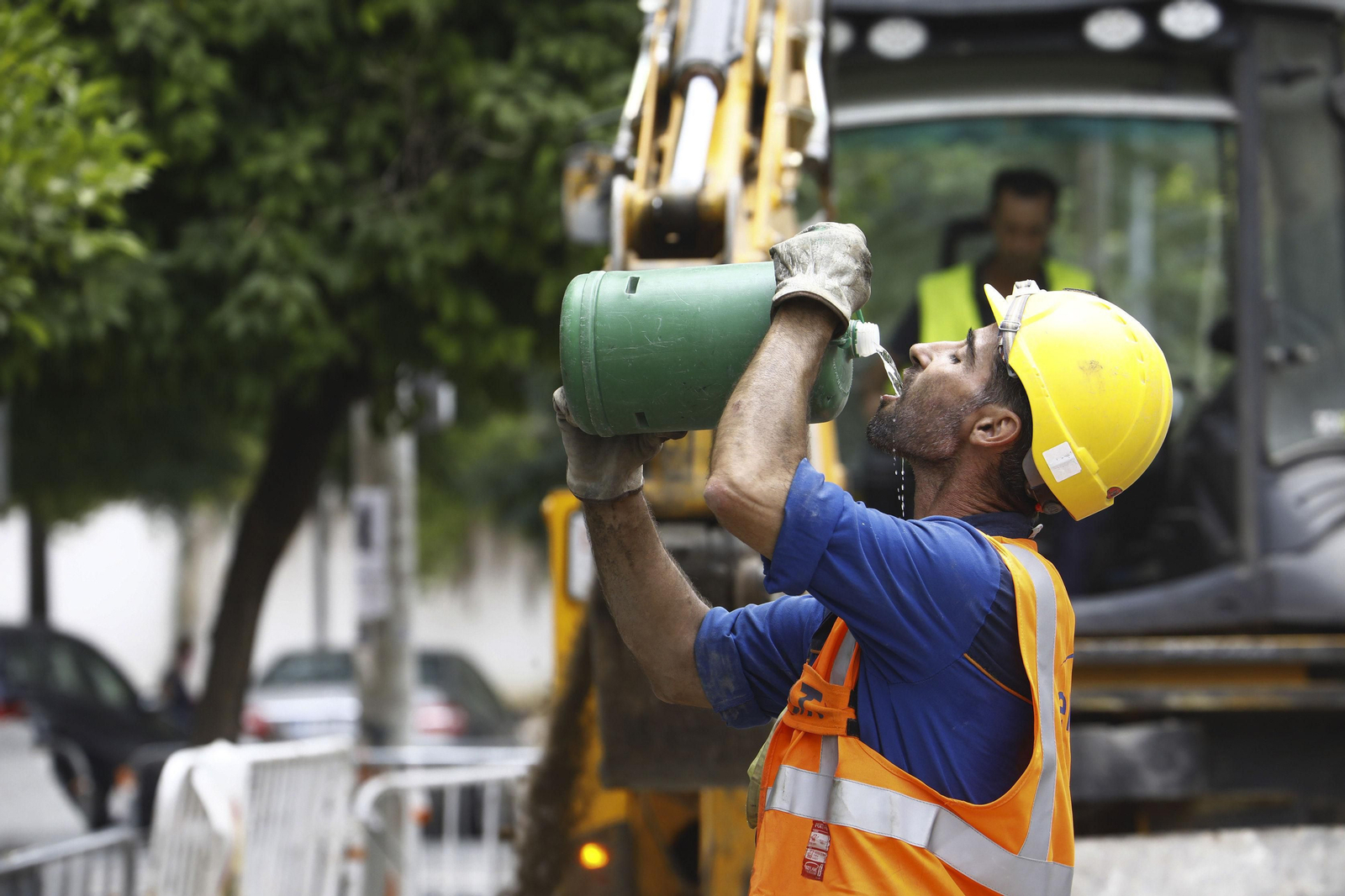 Un trabajador bebe agua.
