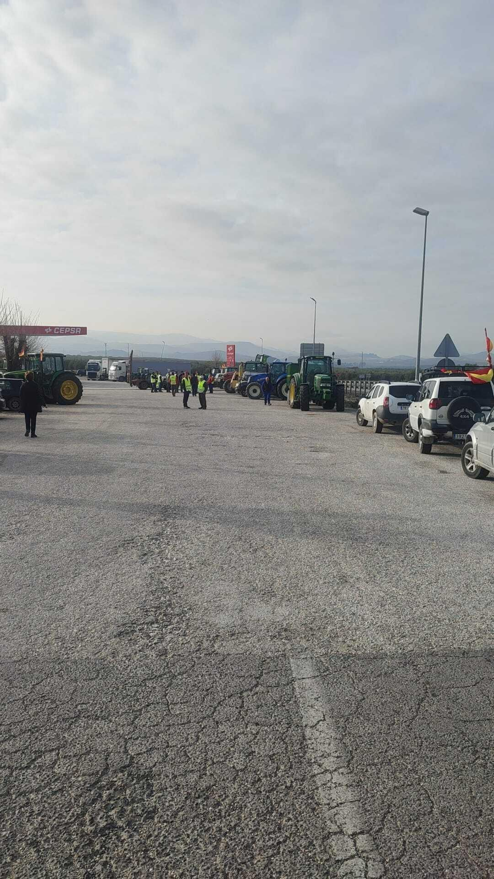Agricultores en la gasolinera de la A-4 a la altura de La Carolina.