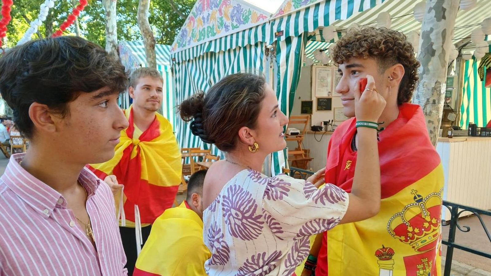 Un grupo de jóvenes, preparándose para disfrutar de la final.