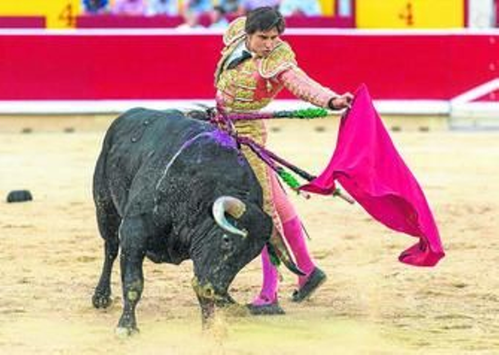 Roca Rey, en un natural a uno de sus oponentes, ayer, en la plaza de toros de Pamplona.