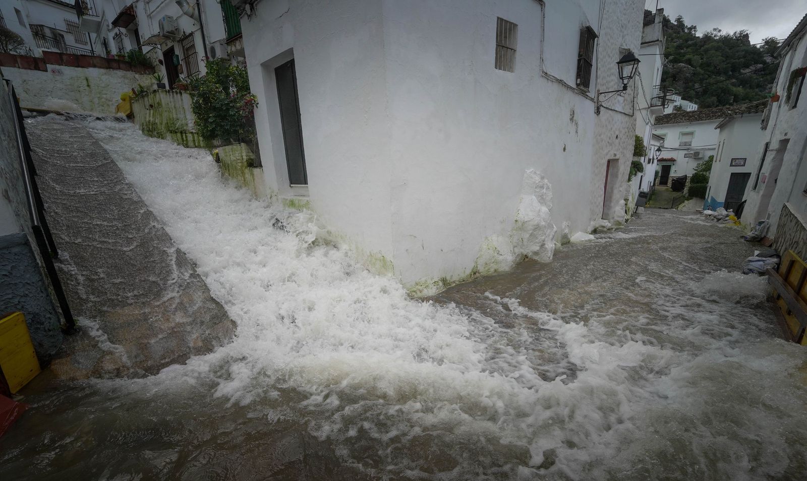 Imágenes de los torrentes de agua por las calles de Ubrique