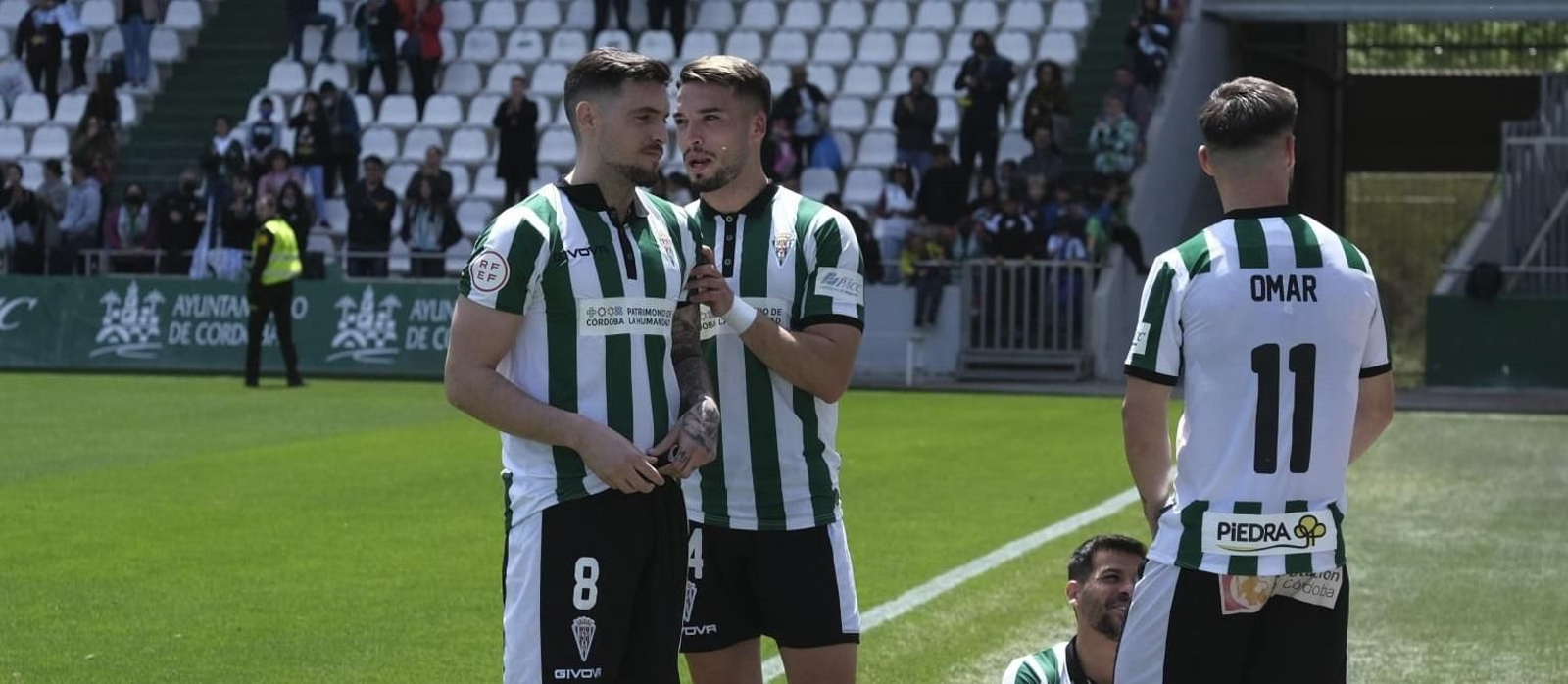 José Alonso dialoga con Samu Delgado tras el partido ante Las Palmas Atlético.