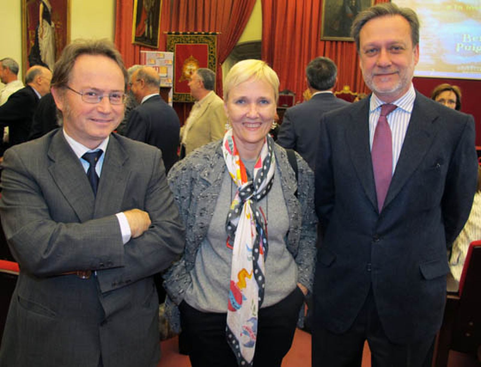 Juan Martínez Armesto (coordinador técnico) y Patricia Siljestrom, del CSIC, con Miguel Ángel de la Rosa, director de Cic Cartuja.

Foto: Victoria Ramírez