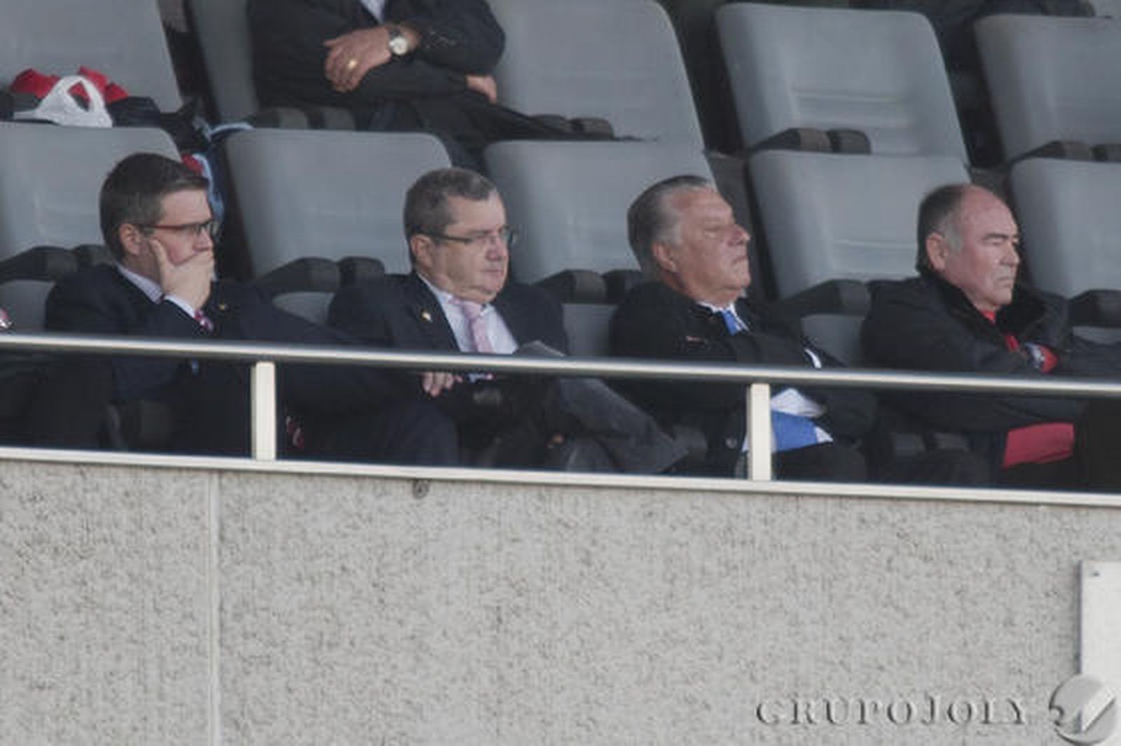 Los directivos cadistas desplazados a Lorca disfrutan de la victoria de su equipo desde el palco, encabezados por el presidente Juan José Pina. 

Foto: Pascu Mendez (LOF)