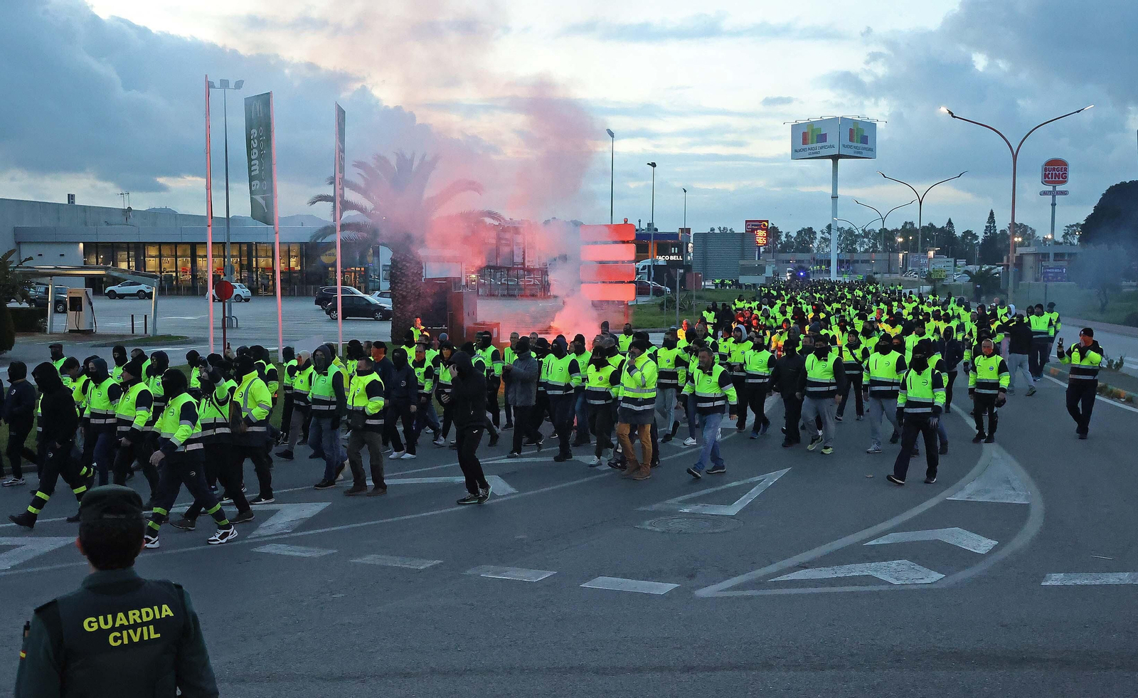 Imágenes del corte de la A7 por los huelguistas de Acerinox tras las negociaciones en el Consejo Andaluz de Relaciones Laborales