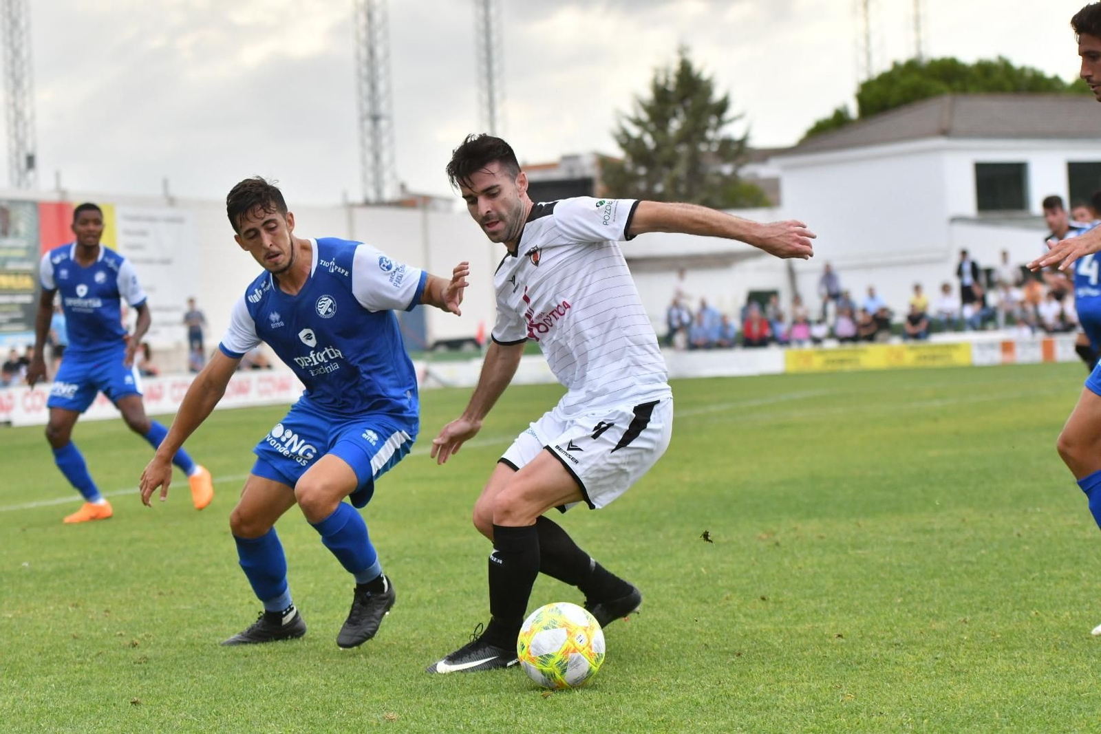 El vallesano León trata de eludir la entrada de un jugador del Xerez.