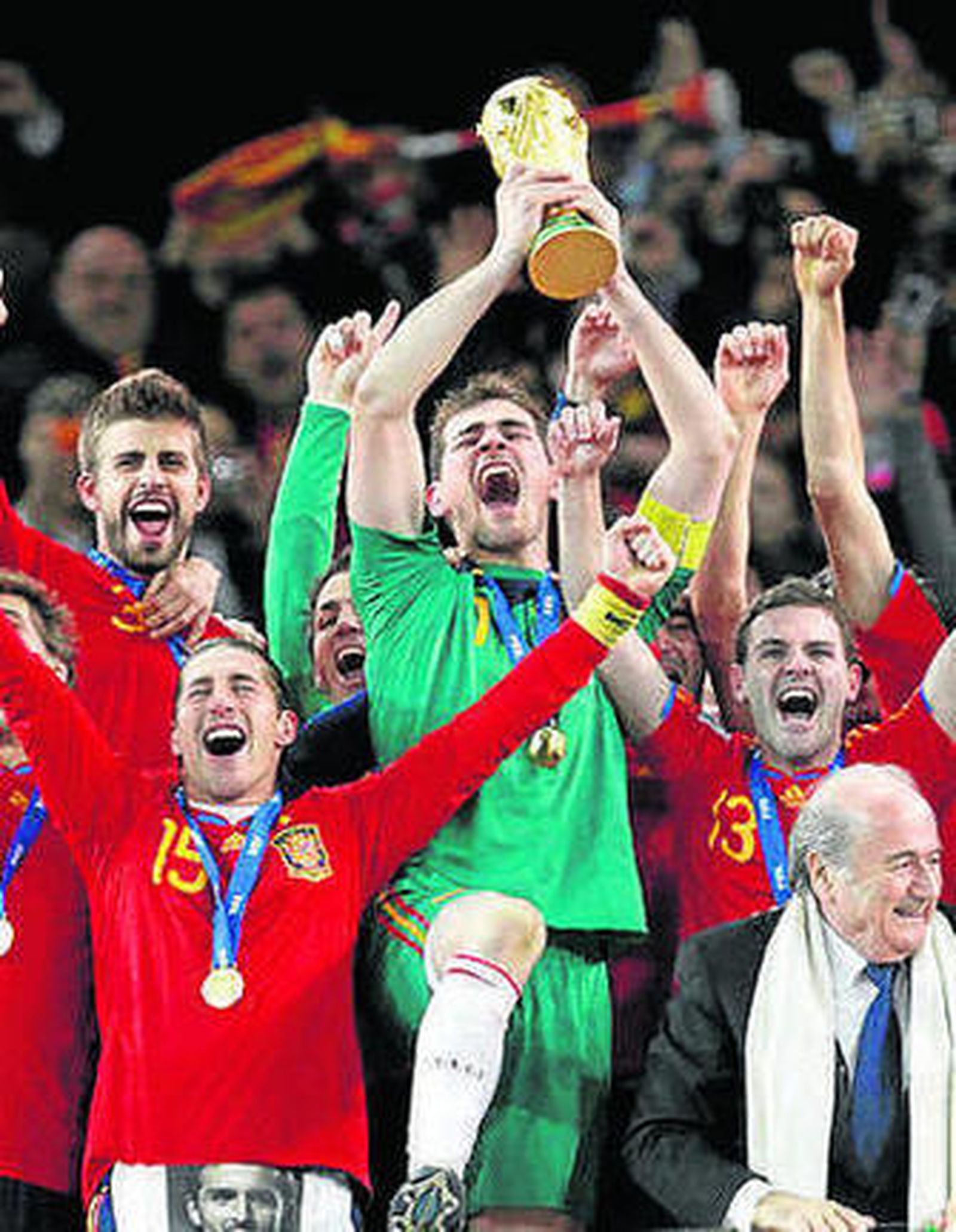 Casillas, levantando el trofeo.