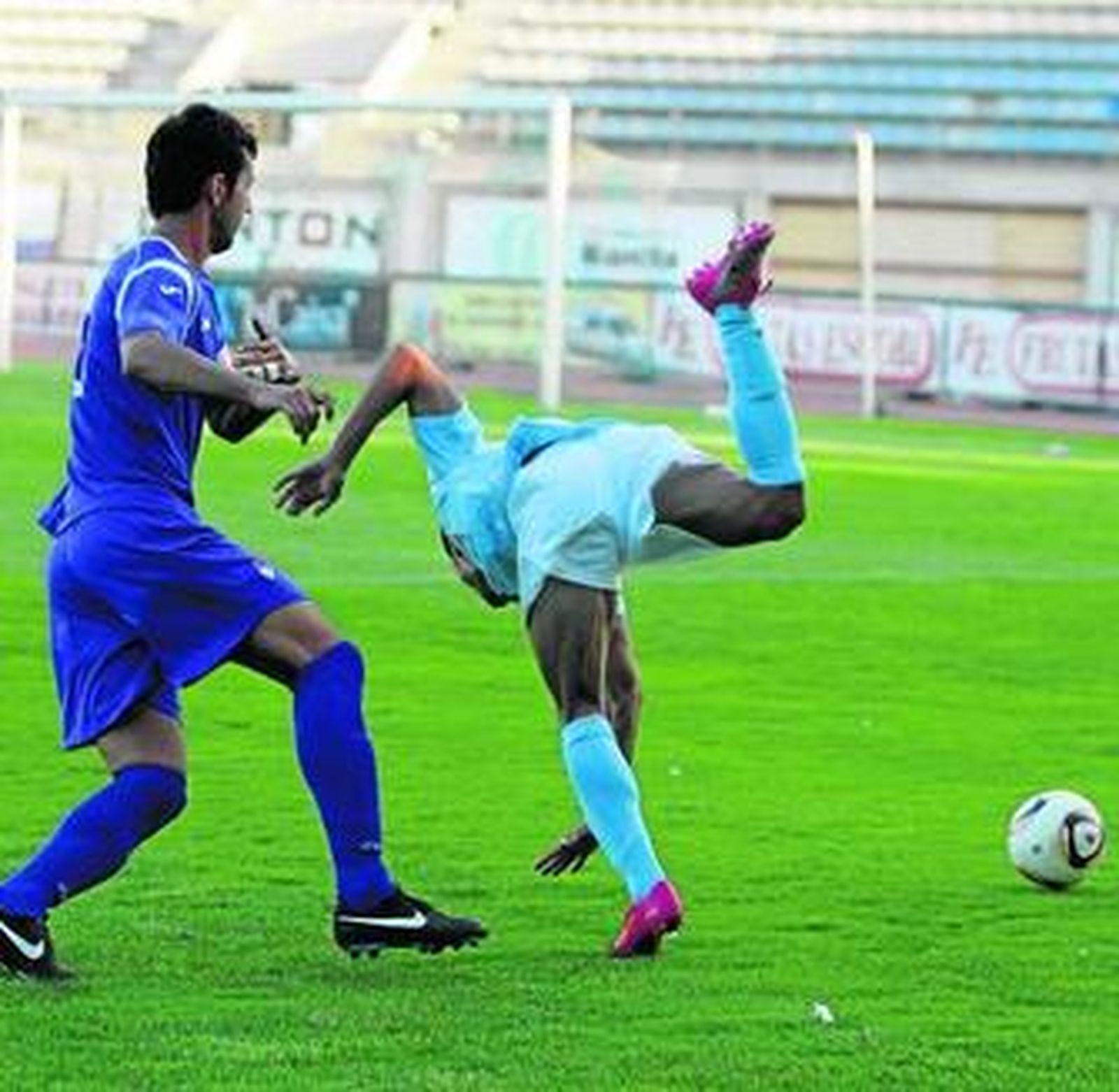 Tremenda caída de un futbolista ejidense al suelo, que tuvo que ser atendido.