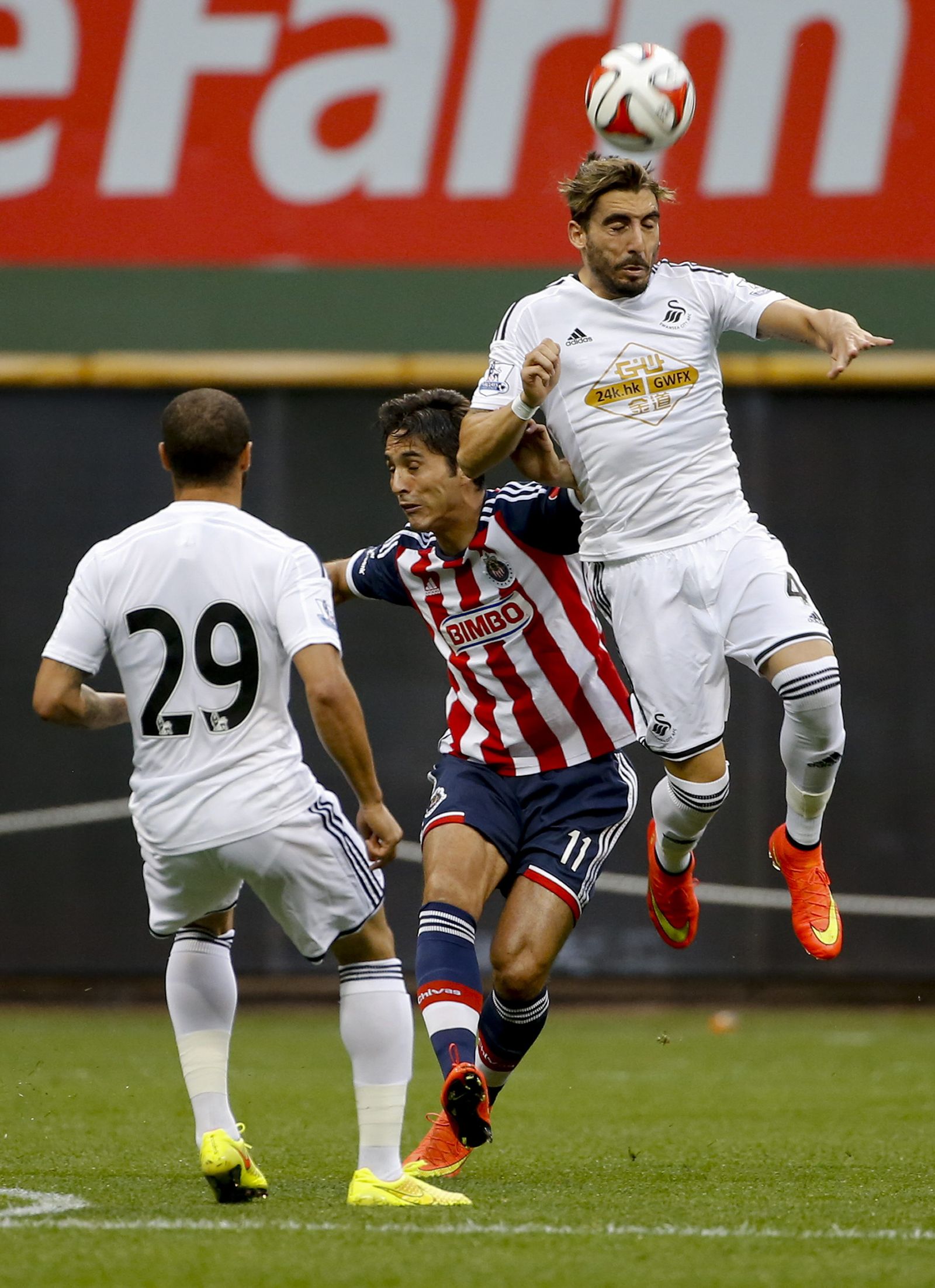 Chico despeja de cabeza en un partido con el Swansea.