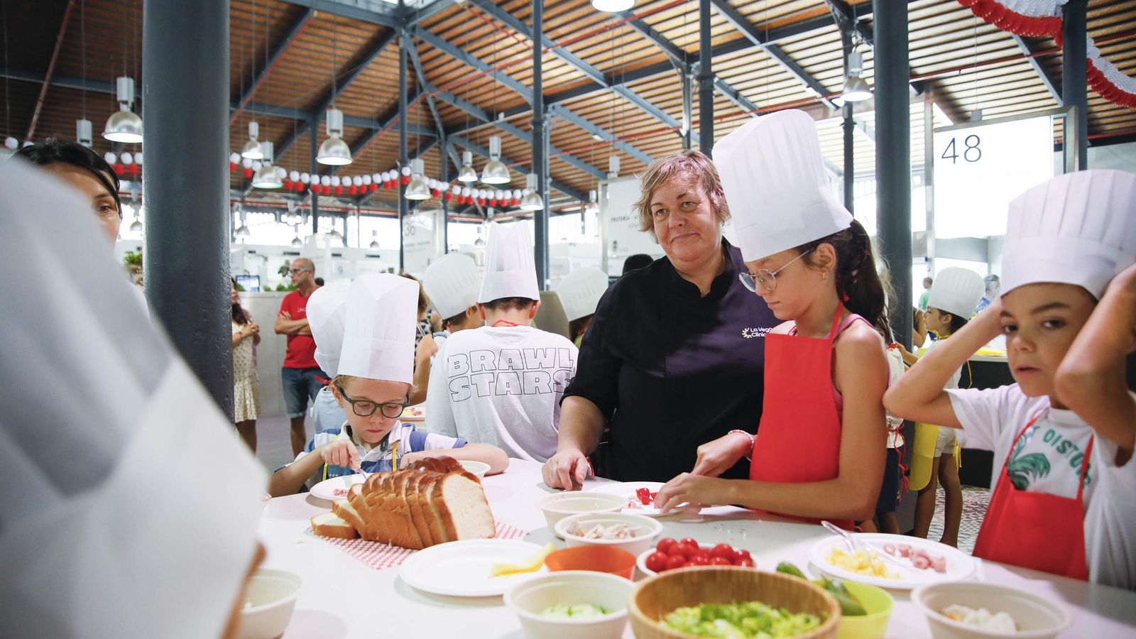 Las imágenes del taller infantil de cocina en el mercado de Almería
