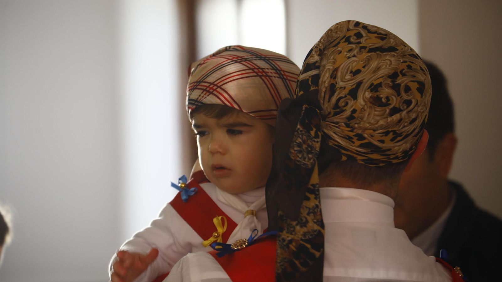 Un niño, ataviado con el traje típico de la fiesta.