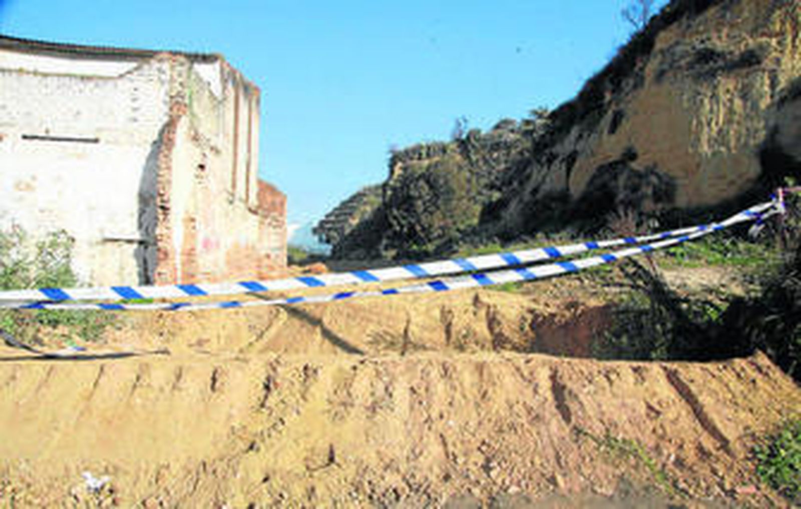 Una de las grandes zanjas que se han realizado en la explanada.
