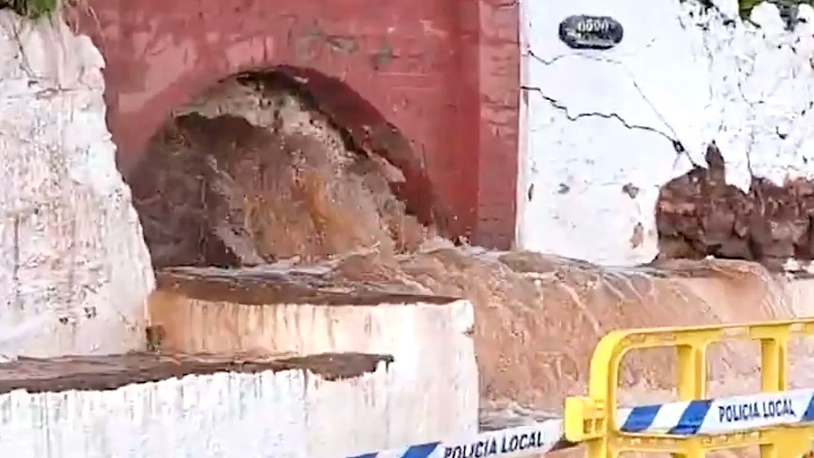 La emblemática fuente de la Peña Arias Montano de Alájar reventada por las incesantes lluvias.