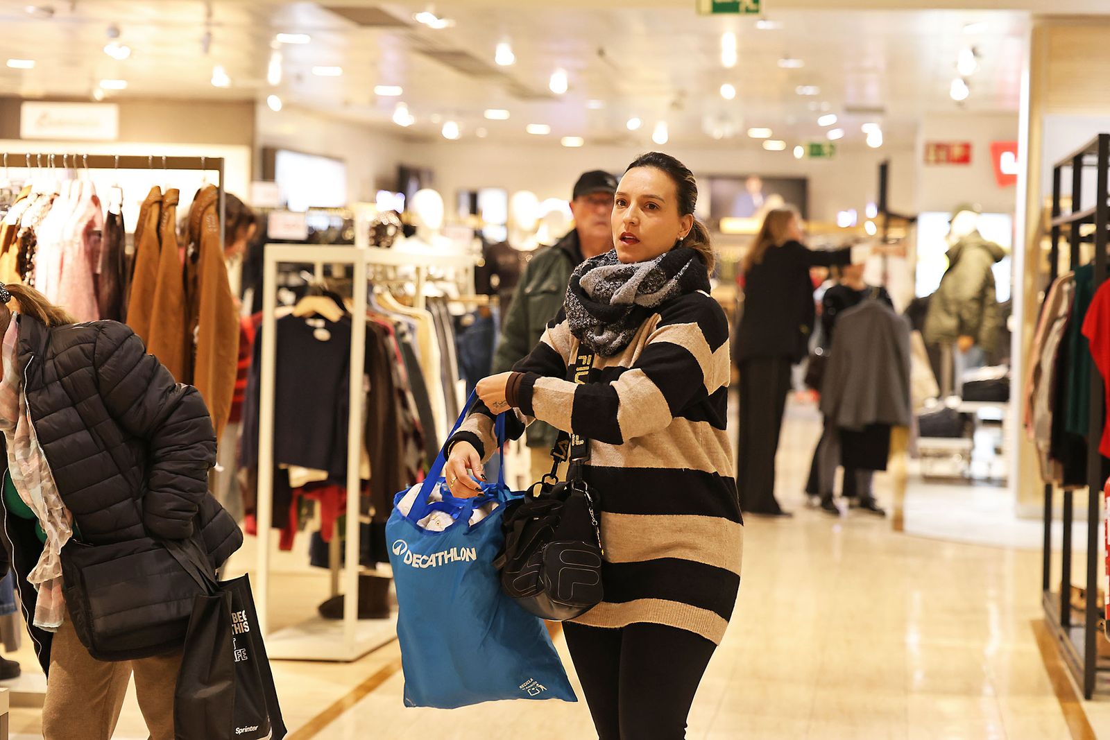 Las fotos del primer día de rebajas en El Corte Inglés de Huelva: frío, colas y descuentos