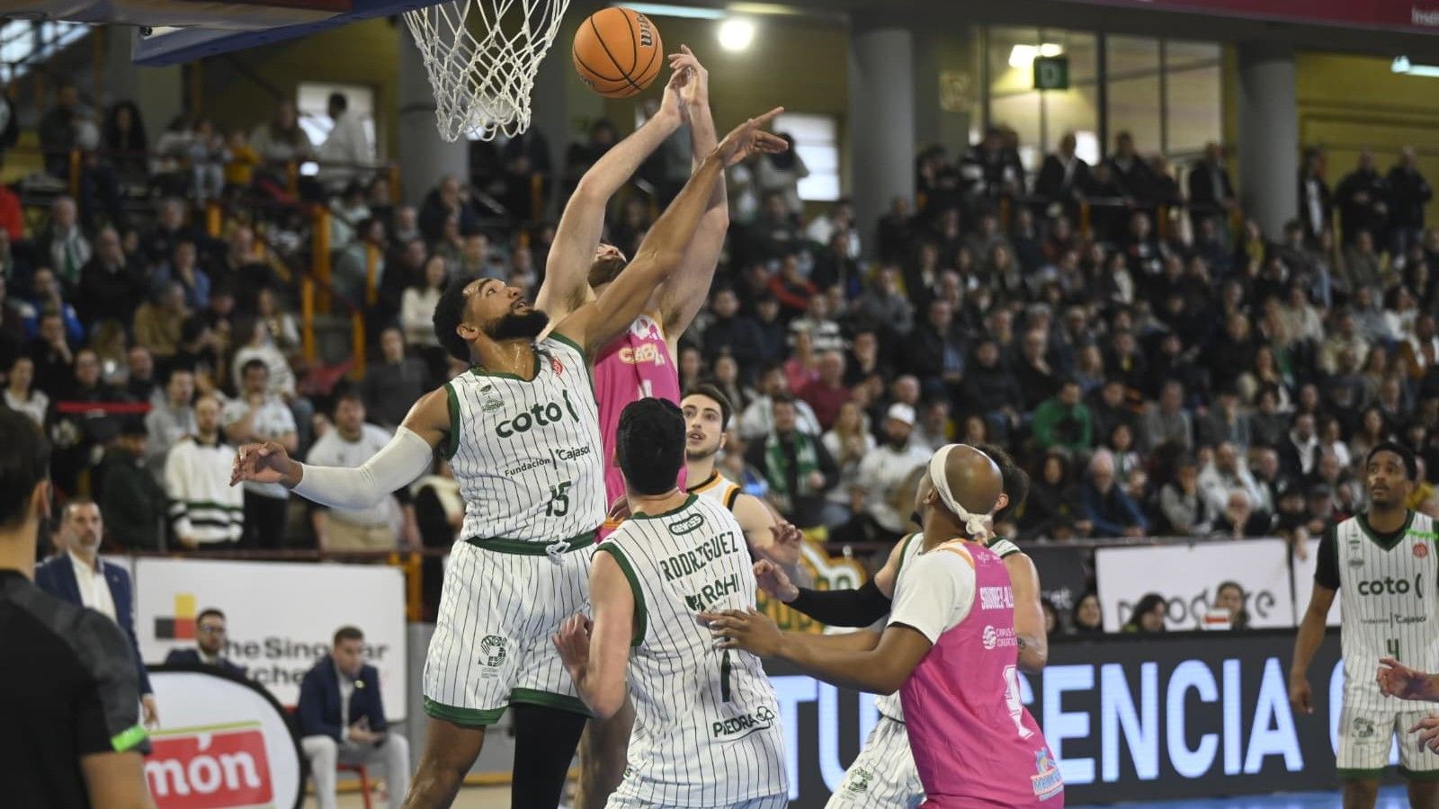 Schutte pelea un rebote con Latorre.