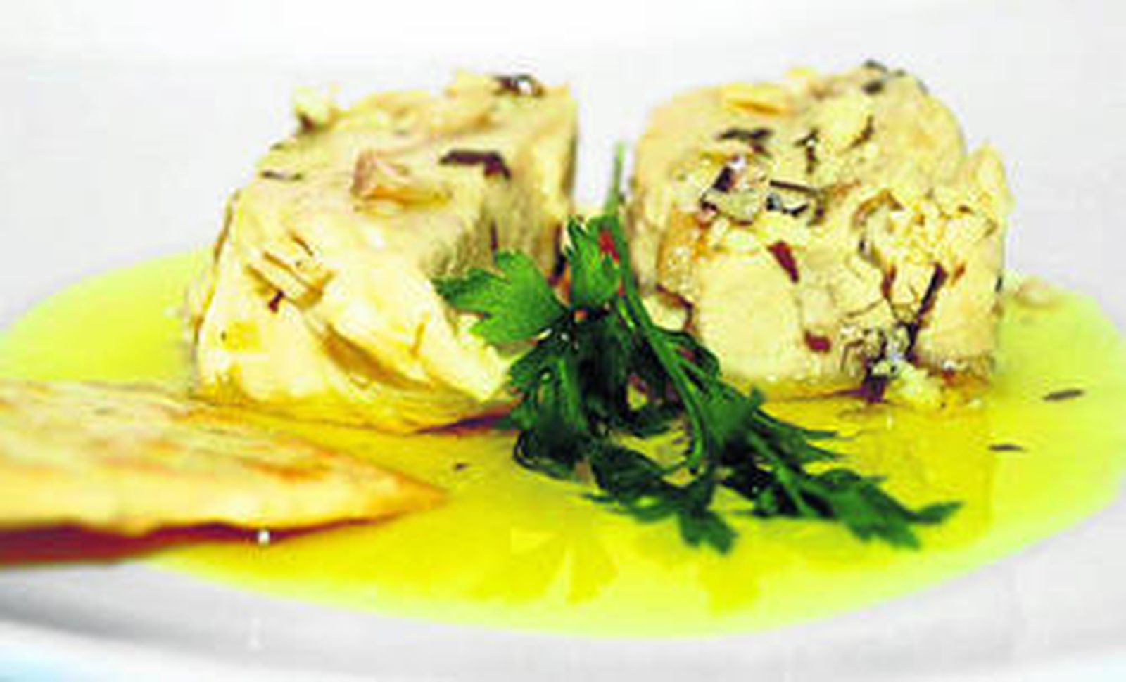 La receta del pez espada contiene aceite de oliva virgen extra, ajo, sal y perejil.