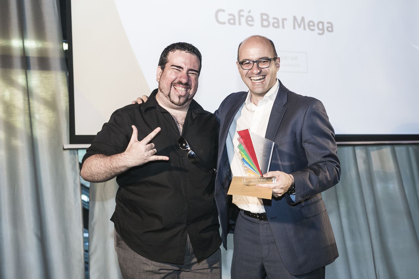 Salvador Fernández, del Bar Mega, con Jesús Rebollo, de Just Eat España.