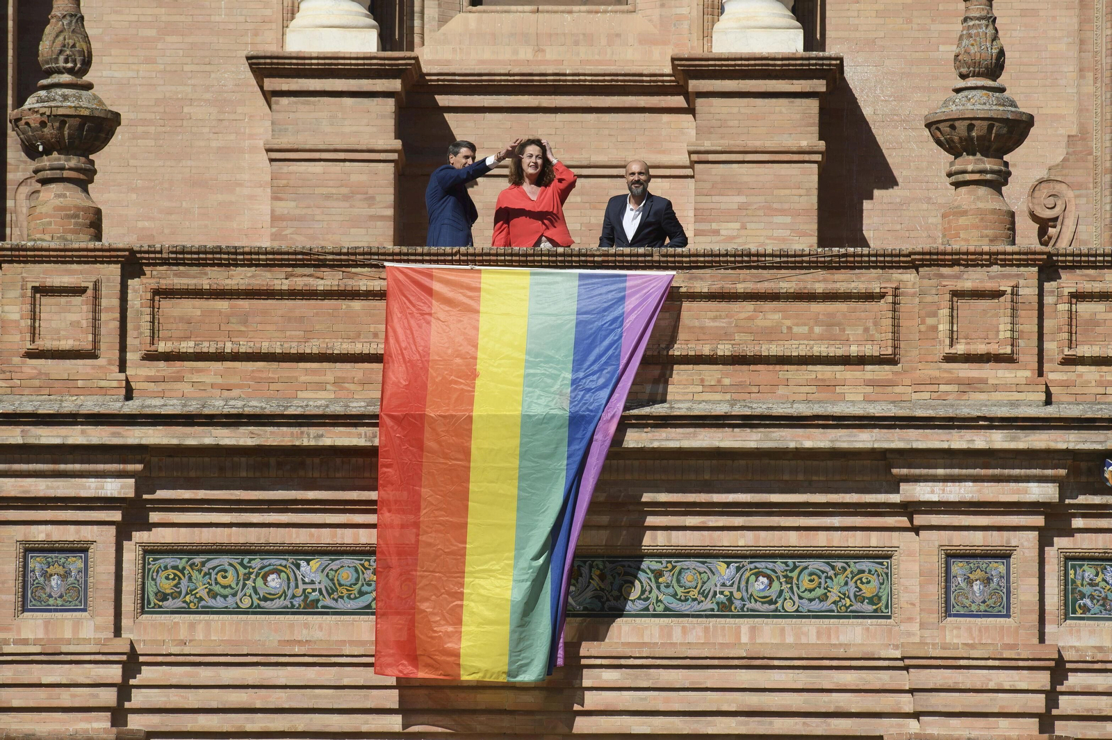 La bandera arcoíris, símbolo LGTBI, desplegada en la Plaza de España de Sevilla.