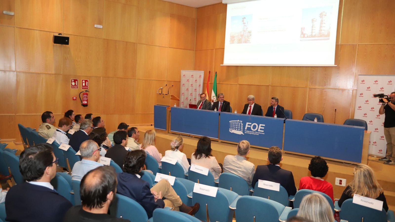 La presentación de la Memoria Medioambiental de Cepsa en la sede de la FOE.