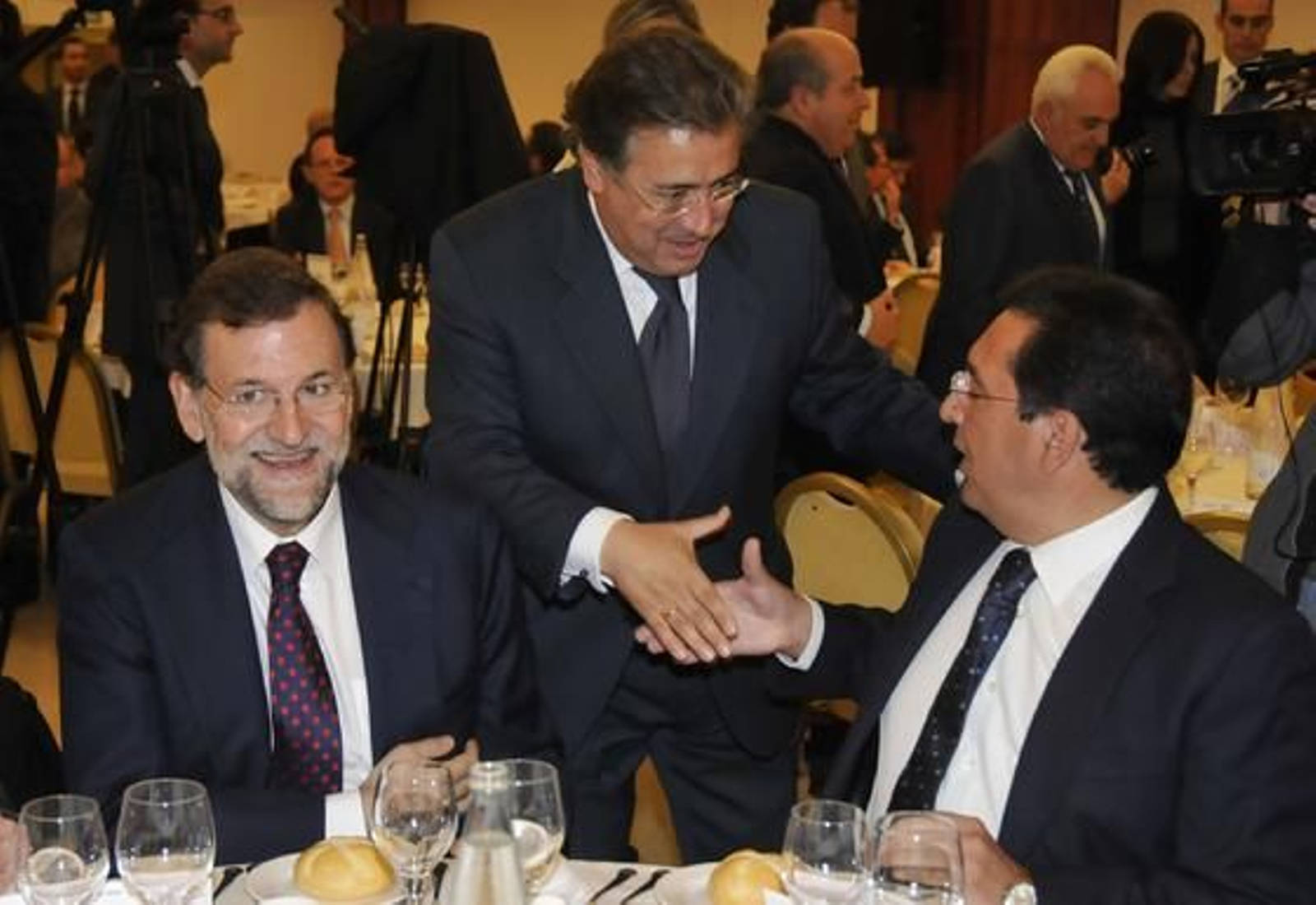 Juan Ignacio Zoido -en el centro- saluda a Antonio Pulido en presencia de Mariano Rajoy.

Foto: Juan Carlos Vazquez / Victoria Hidalgo