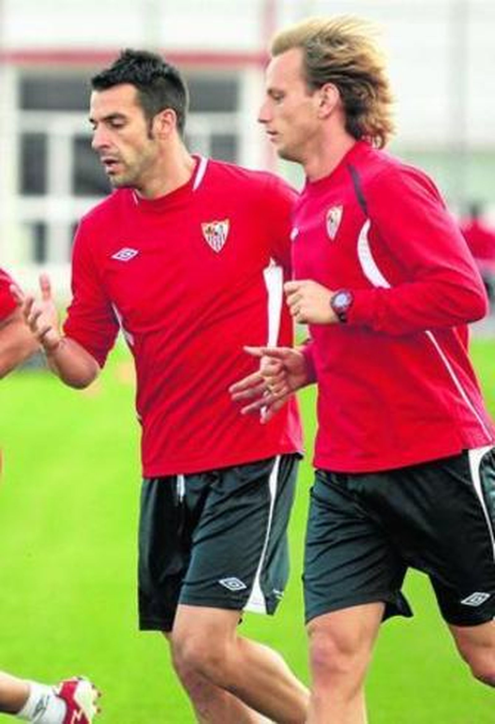 Rakitic, haciendo carrera continua junto a Álvaro Negredo.