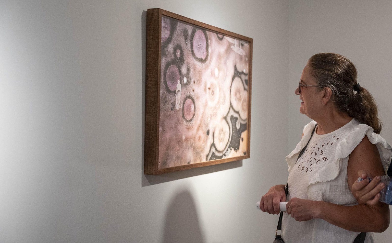 El comisario Sema D'Acosta y el artista Joan Fontcuberta presentan la exposición Háptica de la Fundación Unicaja