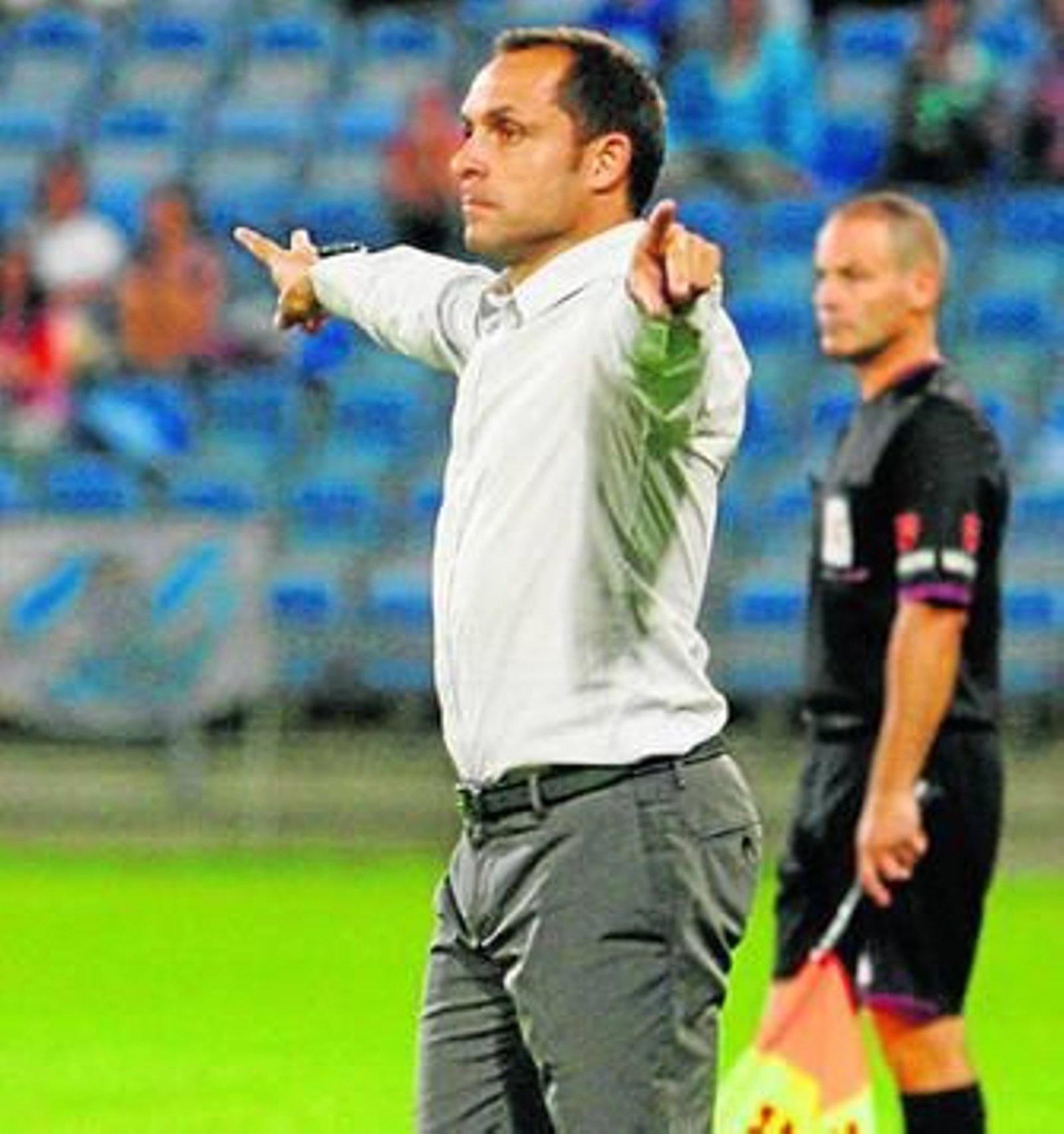 Sergi Barjuan da indicaciones a sus jugadores durante el encuentro de ayer ante el Barcelona B.