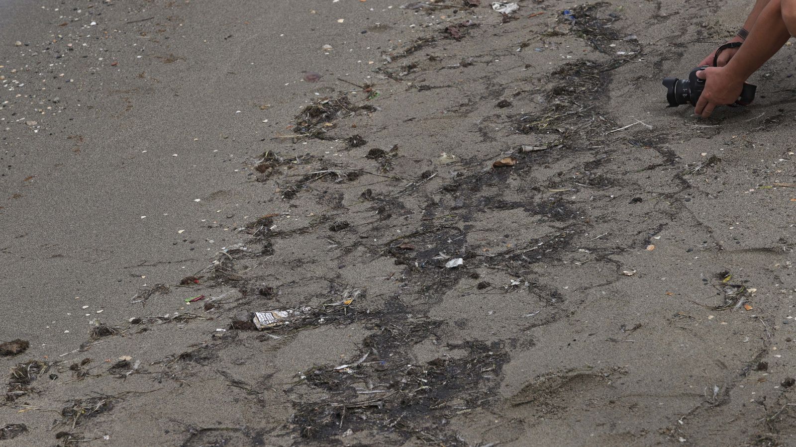 Fotos del buque hundido en Gibraltar y vertido en la playa de Poniente de La Línea