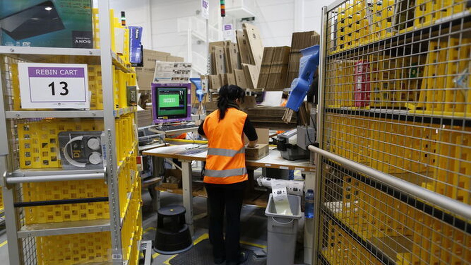 Planta logística de Amazon.