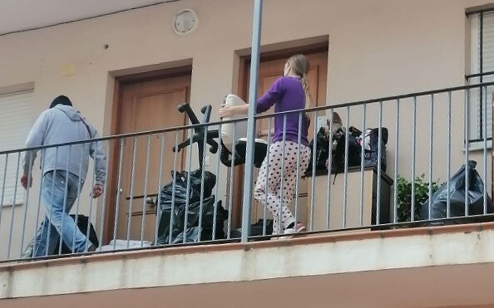 Una de las fotografías del desalojo de una familia en la plaza Luis Jaramillo Barrios difundidas por Podemos.