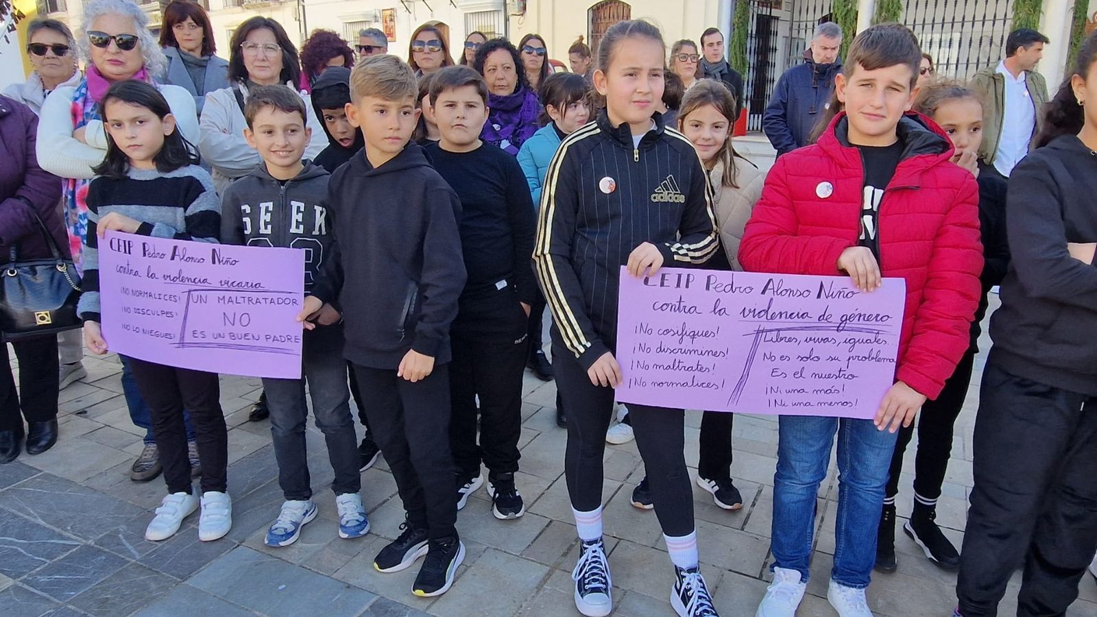 Alumnos de centros educativos de Moguer en la concentración contra la violencia machista.