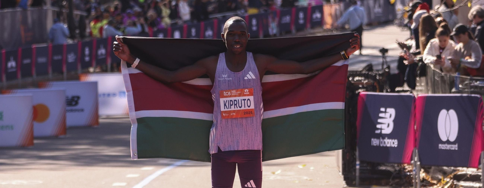 Benson Kipruto posa con la bandera de Kenia tras su triunfo en el Maratón de Nueva York 2025.