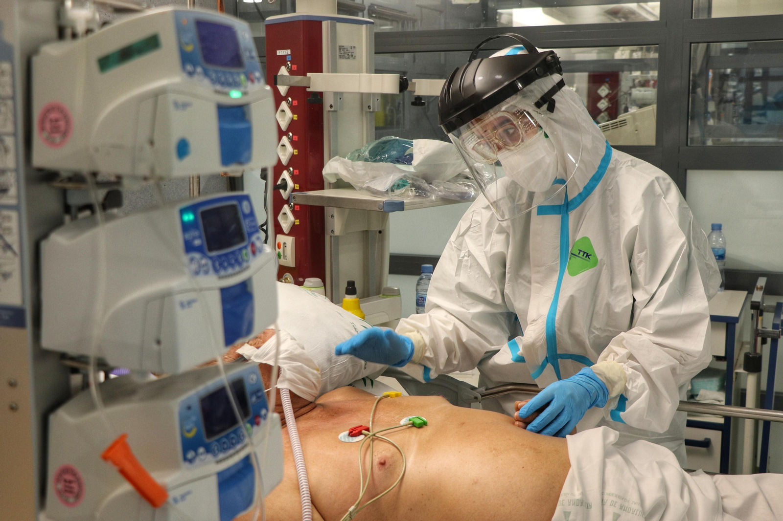 Tratamiento a un paciente crítico con covid en el Reina Sofía.