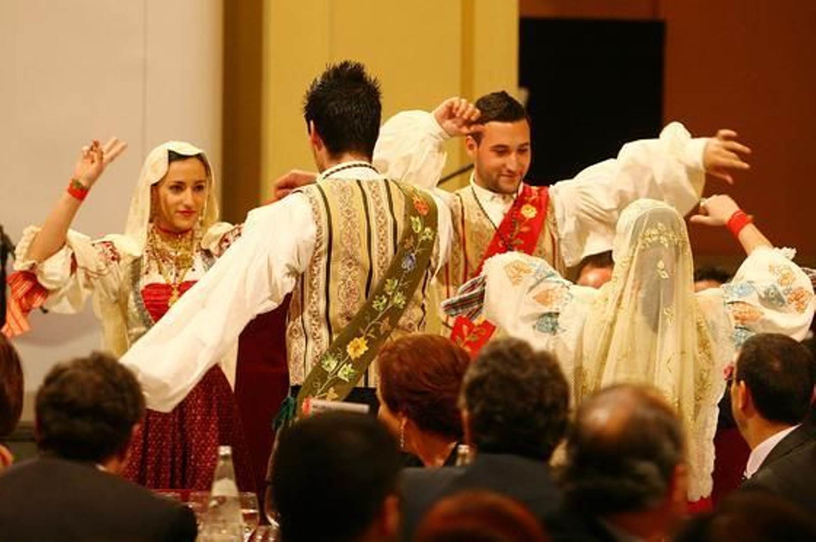 Los danzantes de la Hermandad de San Benito Abad, galardonados por Tradiciones Populares, actúan antes de la entrega de premios.

Foto: Alberto Dominguez