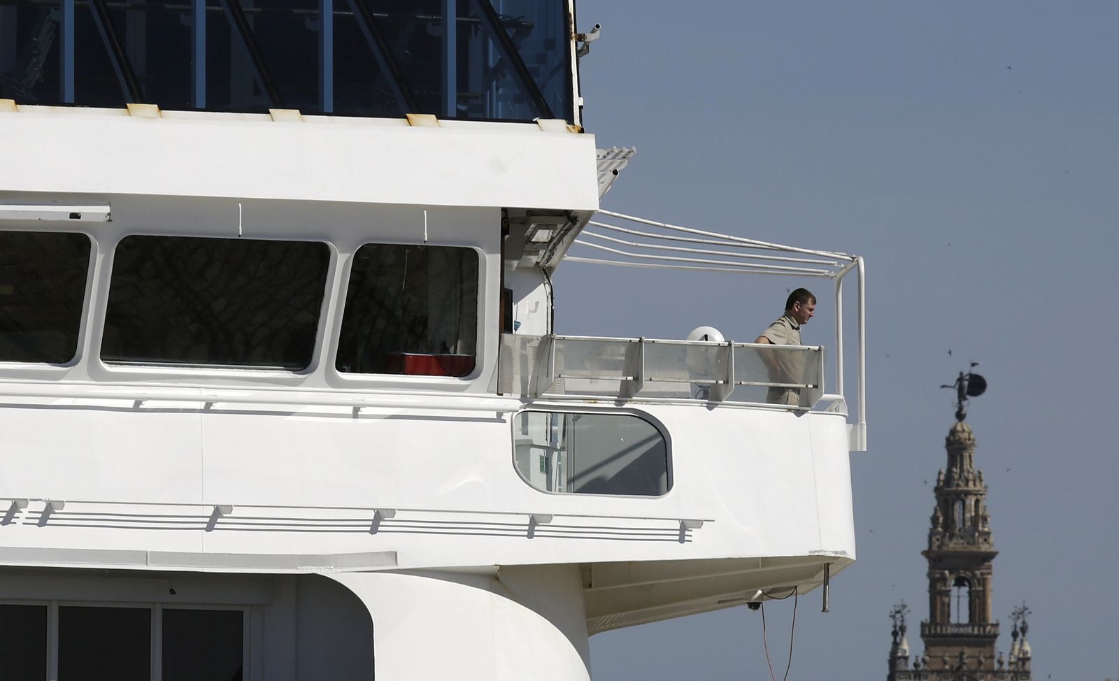 Crucero atracado en Sevilla.