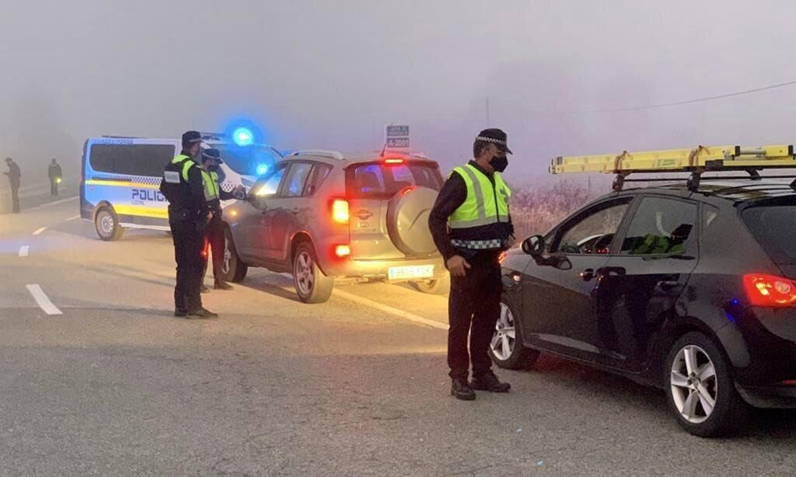Uno de los controles policiales establecidos en los accesos de Sanlúcar.