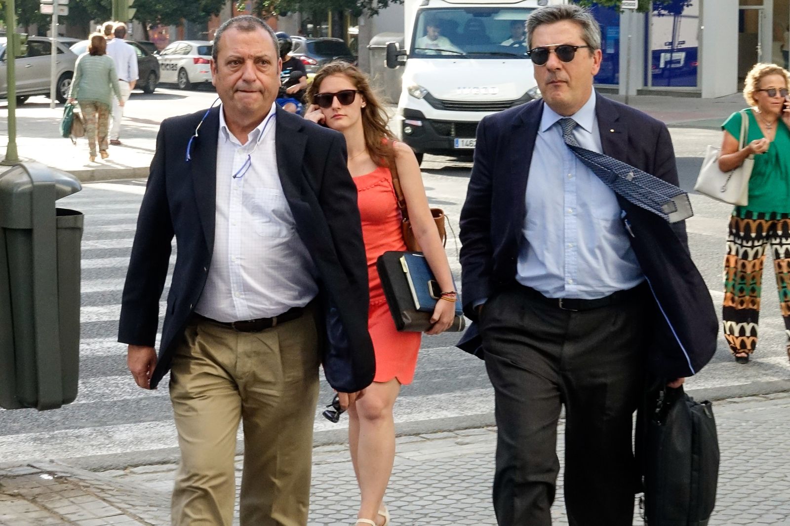 El superintendente de la Policía Local Juan José García, con su abogado, Javier Carnerero.