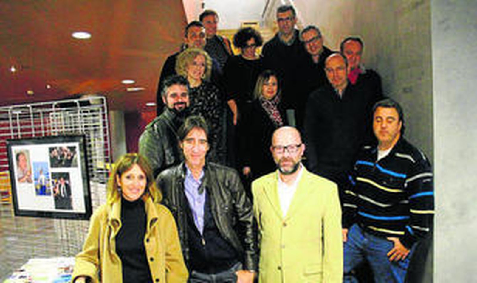Benjamín Prado entre la concejala de Cultura, Julia Ibáñez y Manuel García Iborra.