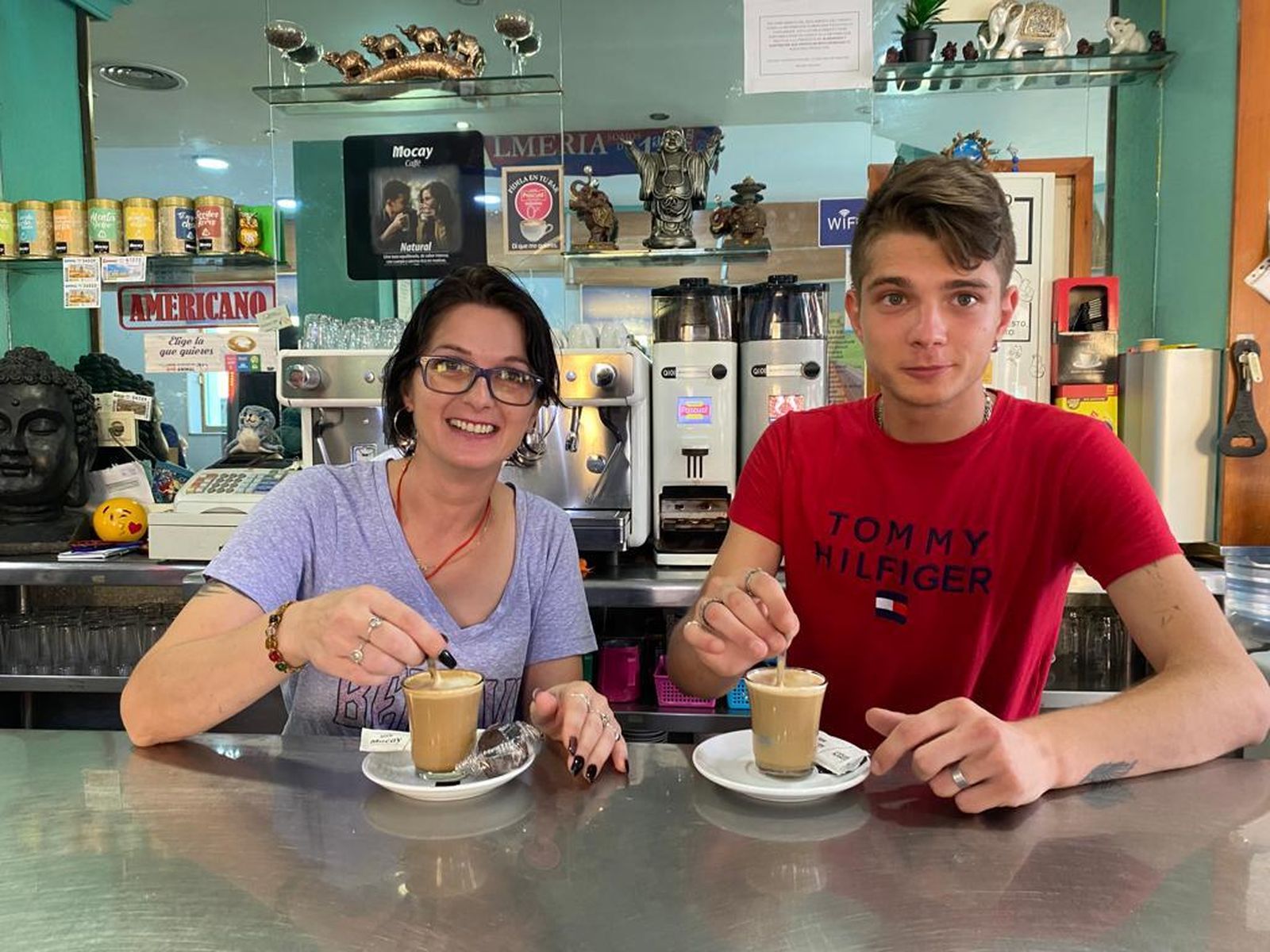 Helena Roxana y Víctor Marian, madre e hijo y dueños del CafeBar Denymar
