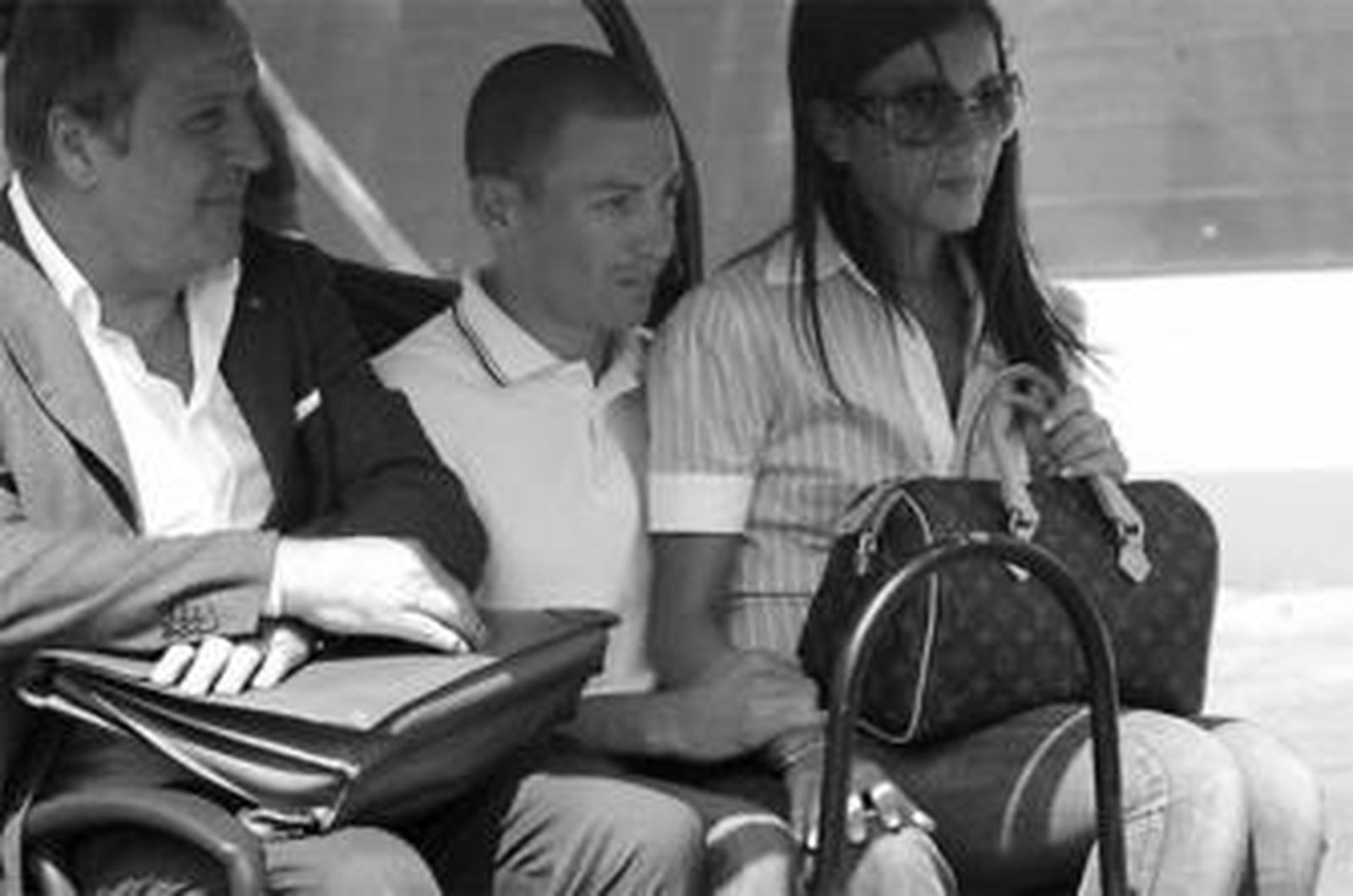 Sella, junto a su mujer y su abogado, ayer, tras anunciar su dopaje en el Giro.