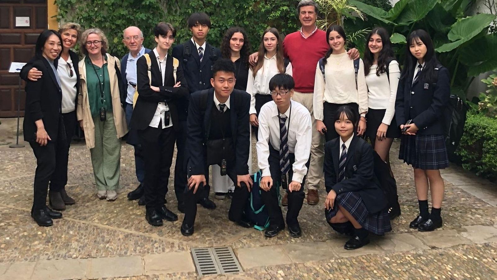 Alumnado japonés y del instituto Medina Azahara de Córdoba con Cayetano Martínez de Irujo en Sevilla. Alumnado japonés y del instituto Medina Azahara de Córdoba con Cayetano Martínez de Irujo en Sevilla.