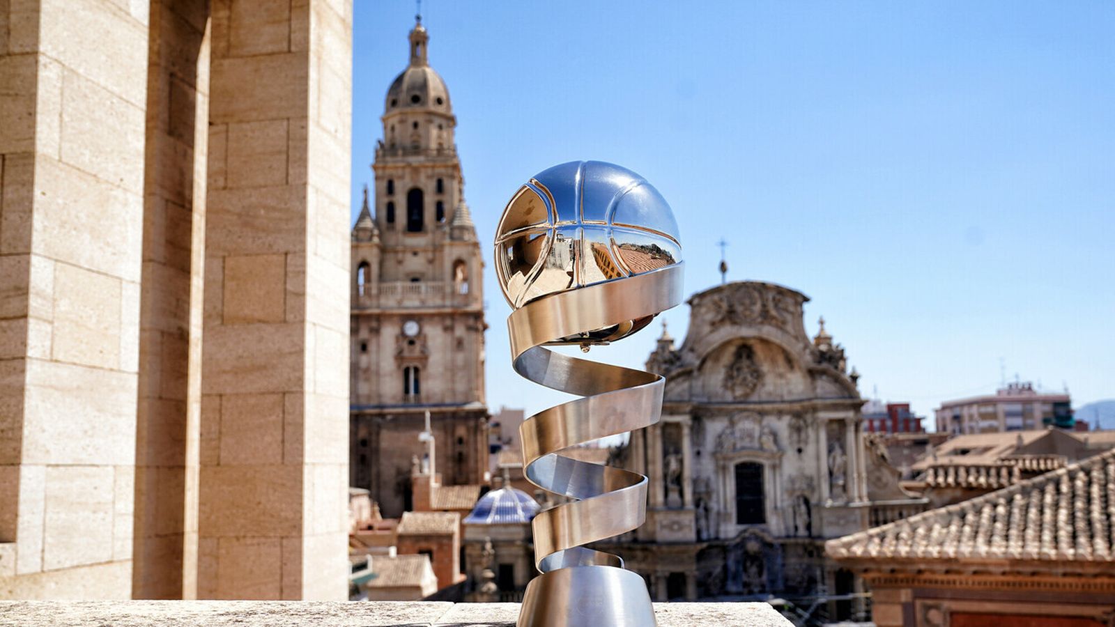 Imagen del trofeo de la Supercopa en Murcia.